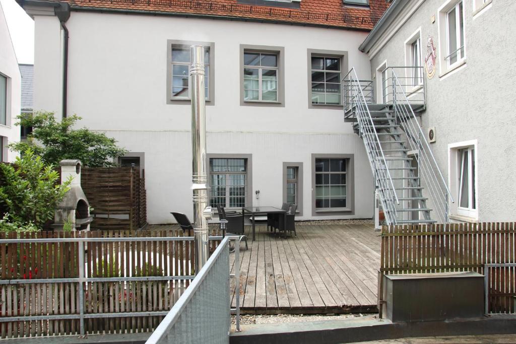 Casa con terraza de madera y escalera en WJH Apartmentvermietung Ulm, en Ulm
