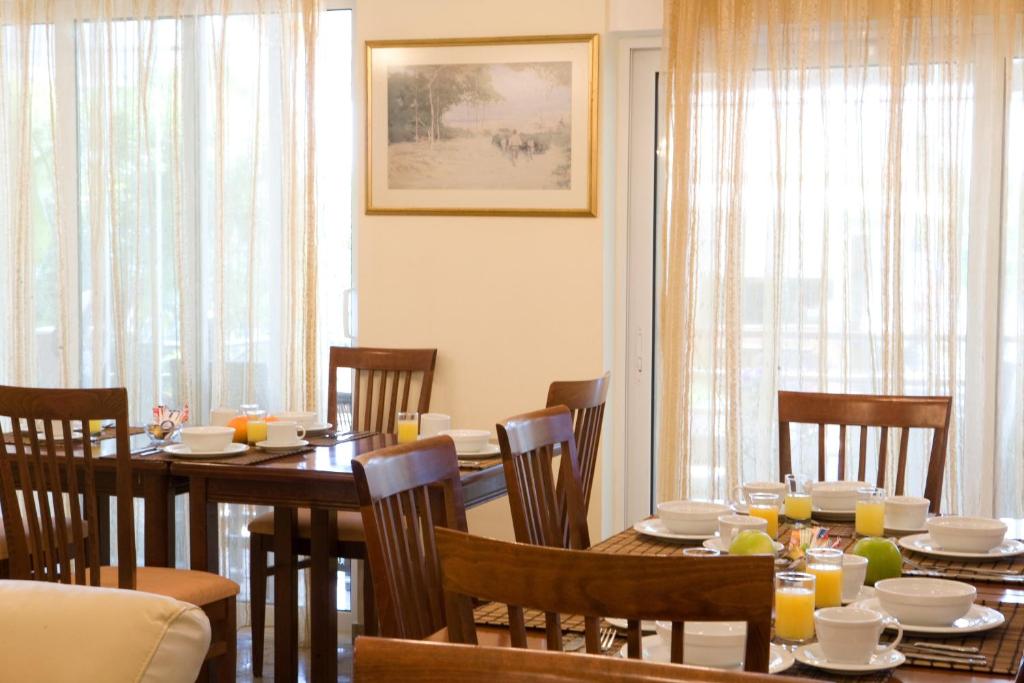 a dining room with a table and chairs at Hotel Grand Nefeli in Vasiliki