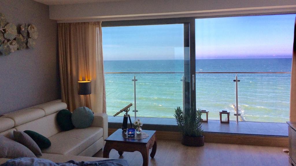 a living room with a view of the ocean at Apartament na Klifie 14 in Ustronie Morskie