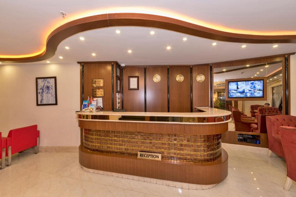 A television and/or entertainment centre at Marcello Hotel