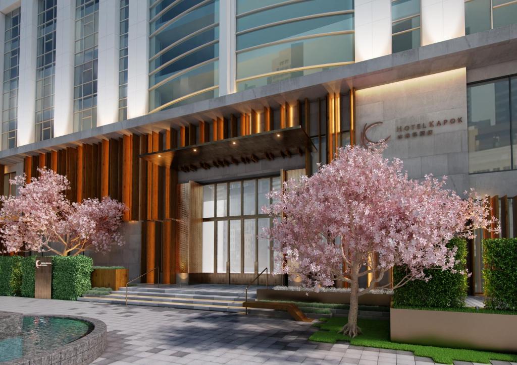une ouverture de l'entrée d'un bâtiment avec des arbres dans l'établissement THE MUMIAN HOTEL Shenzhen luohu, à Shenzhen