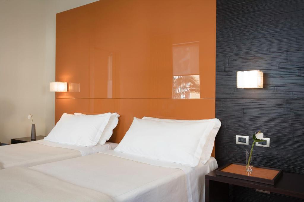 Postel nebo postele na pokoji v ubytování UNA HOTELS T Hotel Cagliari