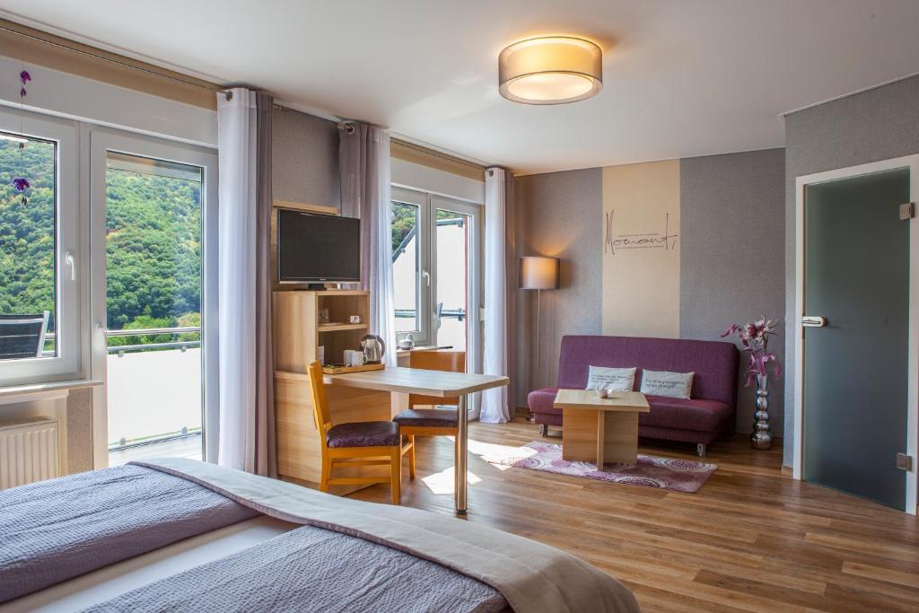 クロッテンにあるHotel-Restaurant-Weingut Kapellenhofのベッドとリビングルームのある寝室
