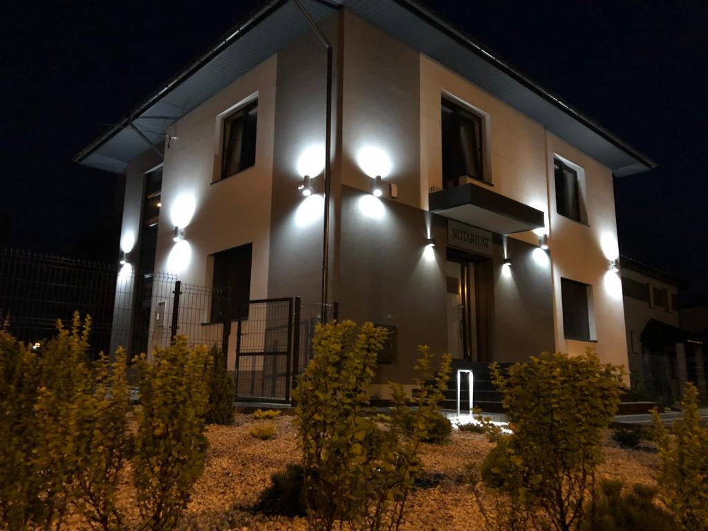 un edificio con luces de noche. en Pokoje ANTRACYT, en Skarzysko-Kamienna