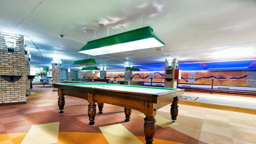 Biliár nebo kulečník v ubytování Bull Escorial & SPA