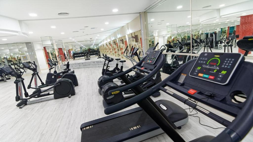 Fitness centrum a/nebo fitness zařízení v ubytování Bull Escorial & SPA