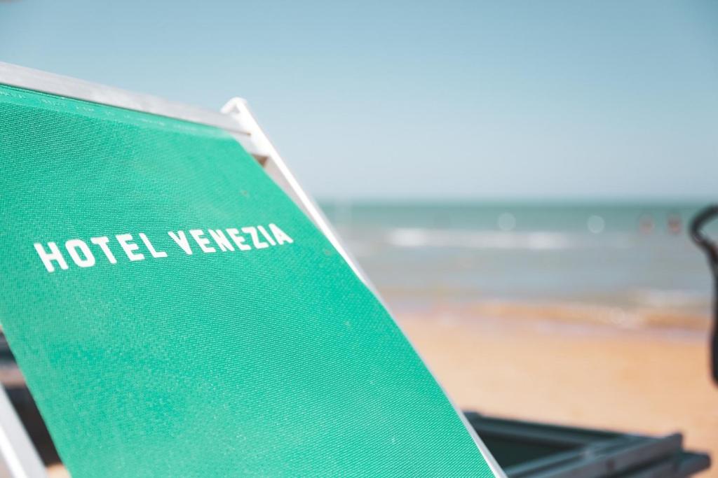 un libro verde con las palabras &quot;hotel yerevan&quot; en él en Hotel Venezia New, en Vasto