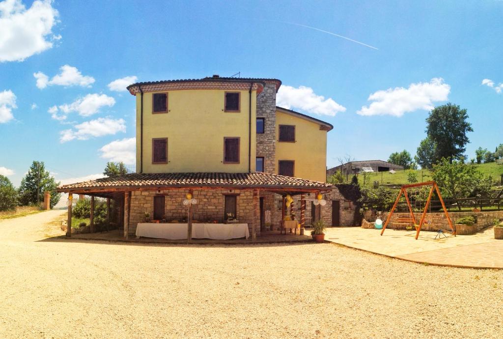 a large house in the middle of a dirt road at Agriturismo Terra e Sapori in Campodipietra