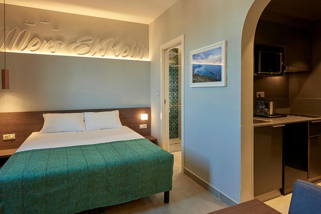 Postel nebo postele na pokoji v ubytování M Suite Hotel