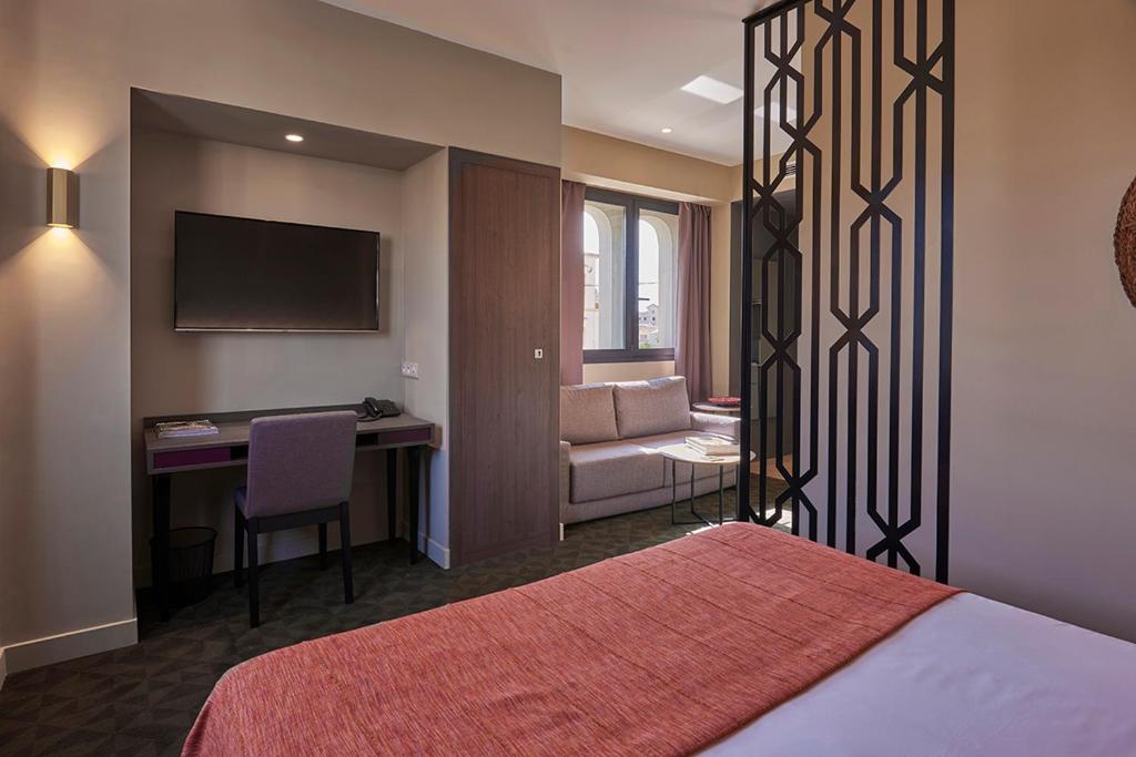 Postel nebo postele na pokoji v ubytování M Suite Hotel