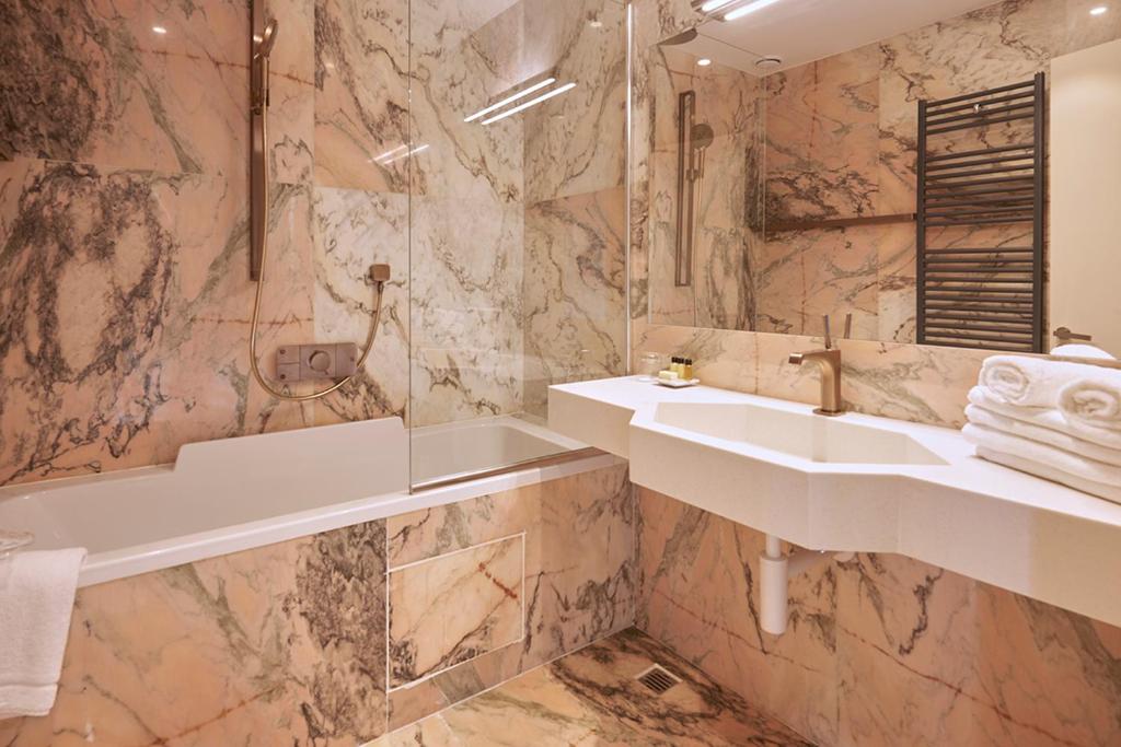 Koupelna v ubytování M Suite Hotel