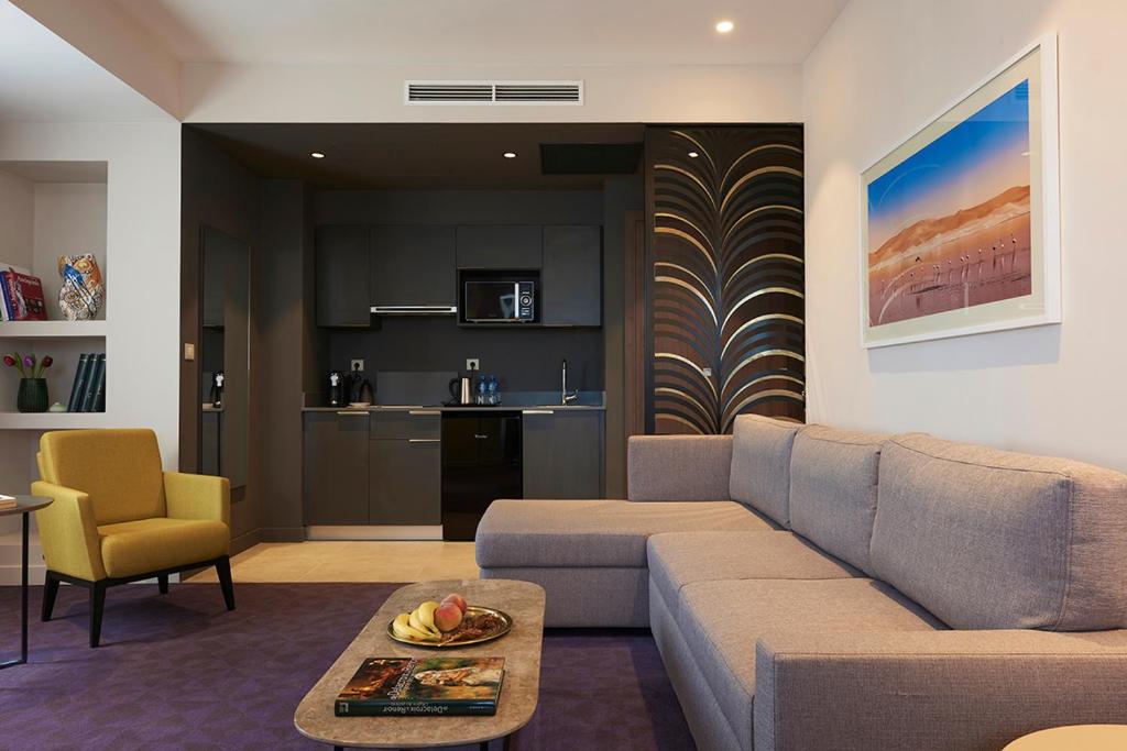 Posezení v ubytování M Suite Hotel