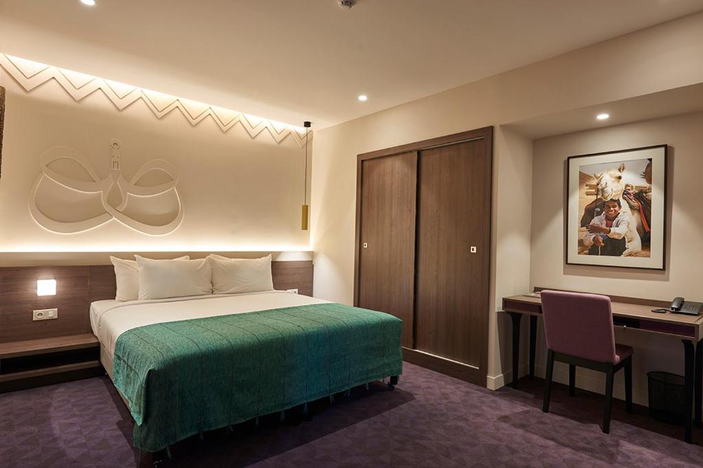Postel nebo postele na pokoji v ubytování M Suite Hotel