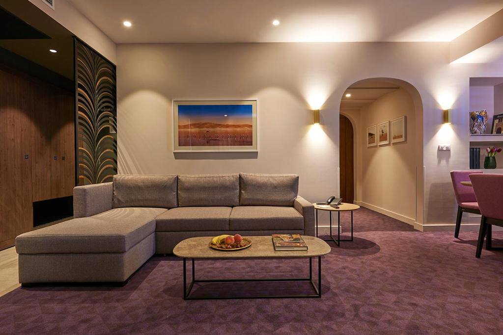 Posezení v ubytování M Suite Hotel