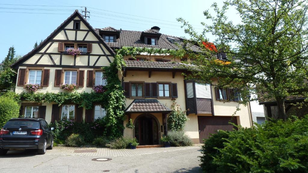 una casa con un coche aparcado delante de ella en Ferienwohnung Ute, en Kandern