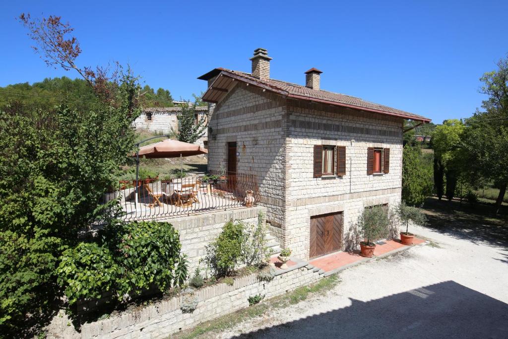 an external view of a house with a patio at Casalilliput in Sassoferrato