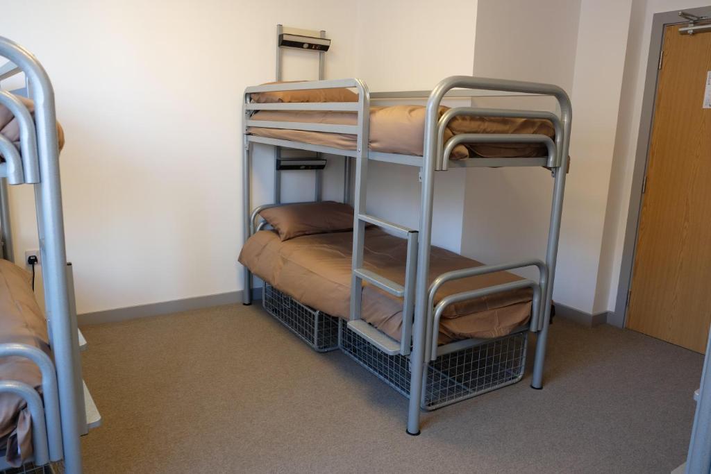 Postel nebo postele na pokoji v ubytování Black Isle Hostel