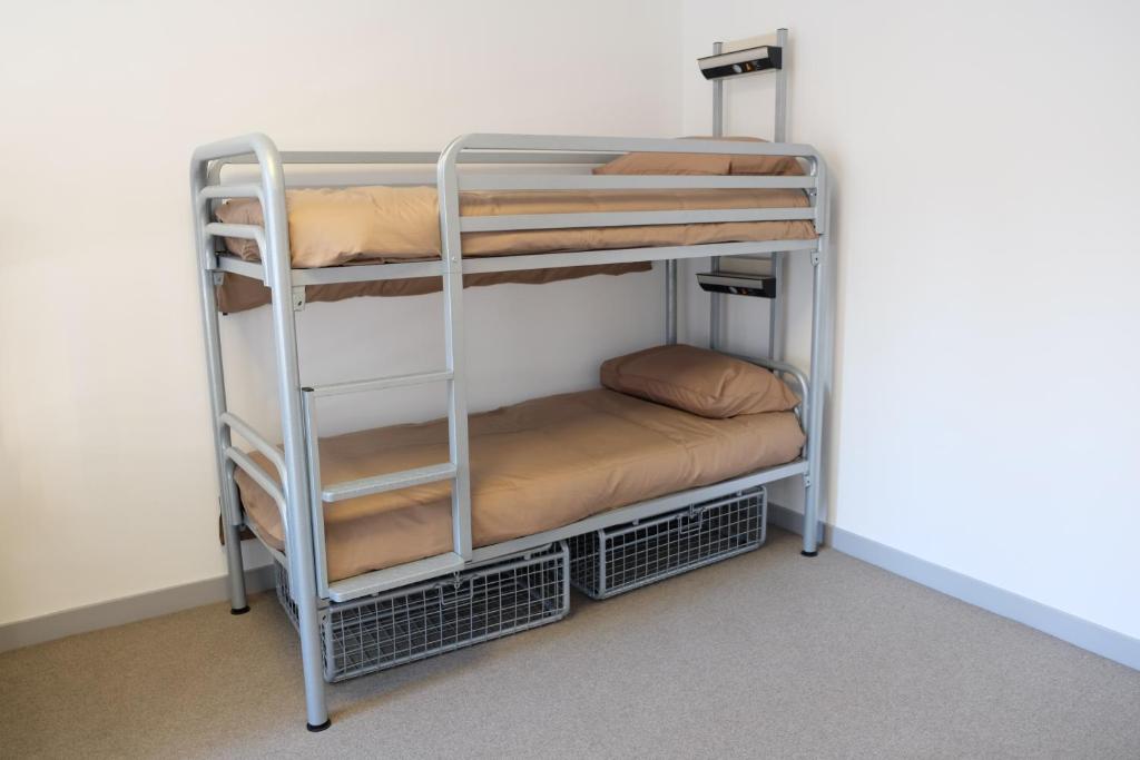 Postel nebo postele na pokoji v ubytování Black Isle Hostel