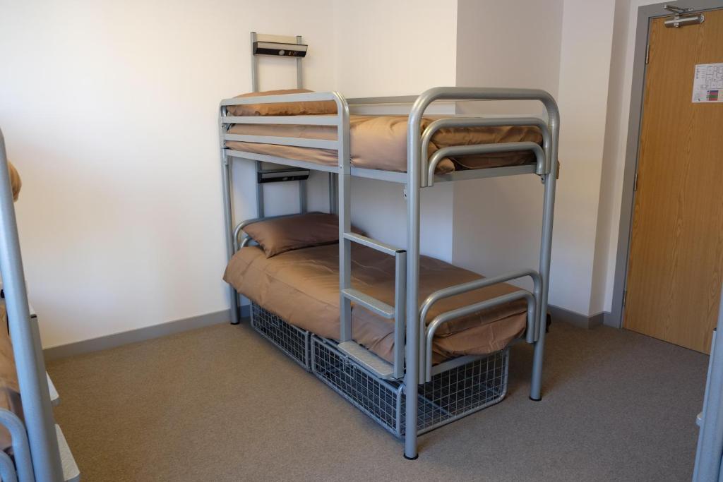 Palanda nebo palandy na pokoji v ubytování Black Isle Hostel