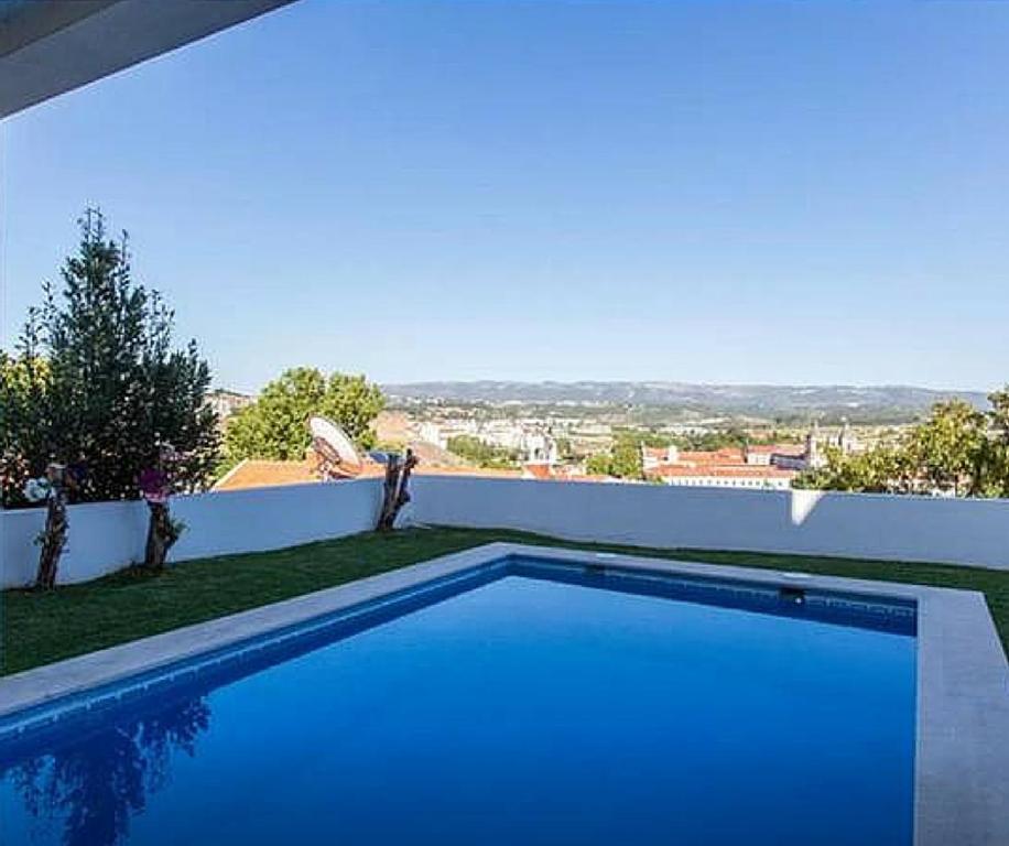 een blauw zwembad bovenop een huis bij Stunning view Alcobaça in Alcobaça