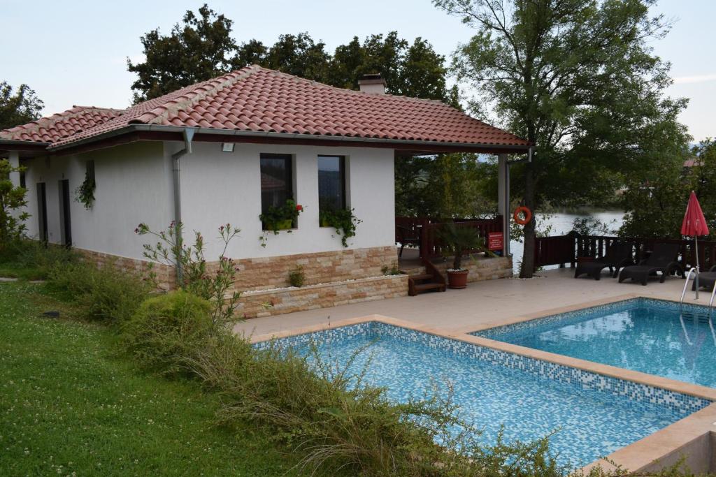 基爾科沃的住宿－Two Villas Kirkovo，庭院中带游泳池的房子