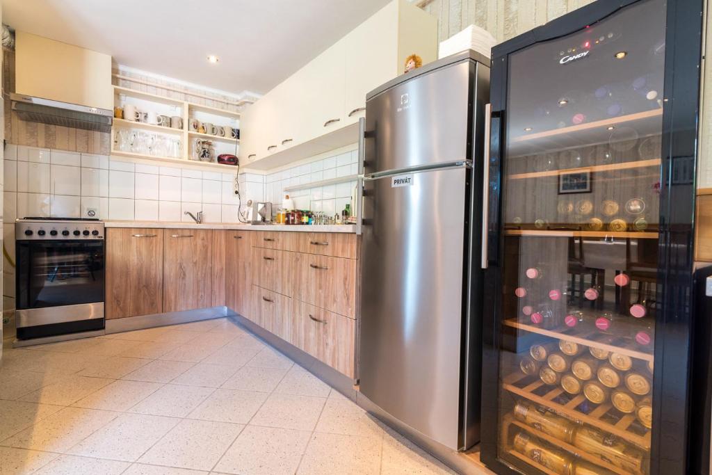 Kuchyň nebo kuchyňský kout v ubytování Nemes Apartmanház