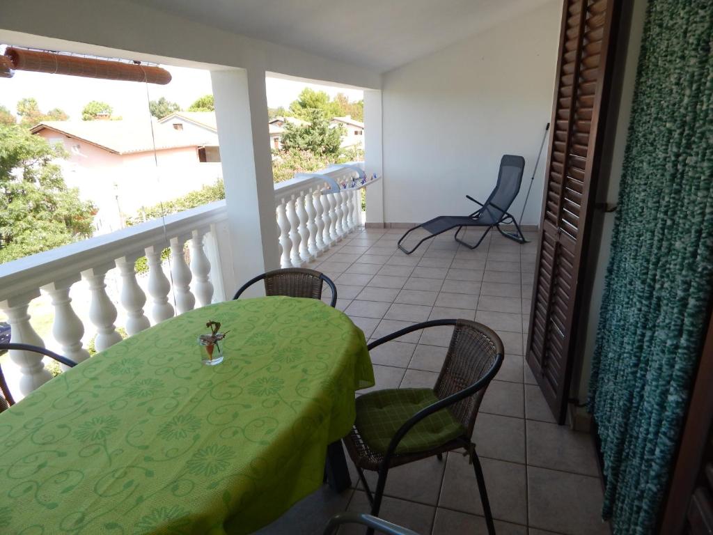 ein Balkon mit Tisch und Stühlen auf einem Balkon in der Unterkunft Apartmani Nin in Nin