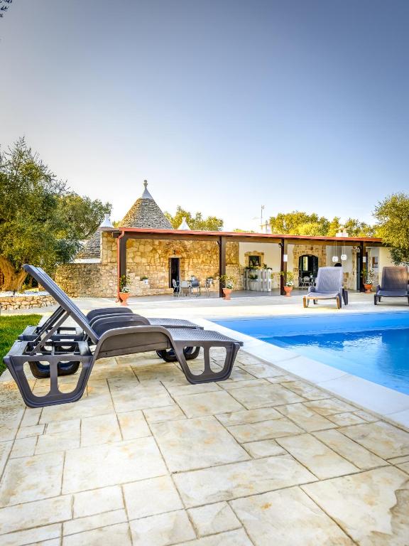 Bazén v ubytování Trullo degli Augelli nebo v jeho okolí