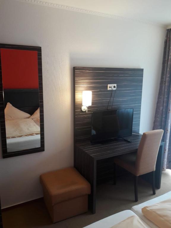 Postel nebo postele na pokoji v ubytování Kirchberg Hotel garni