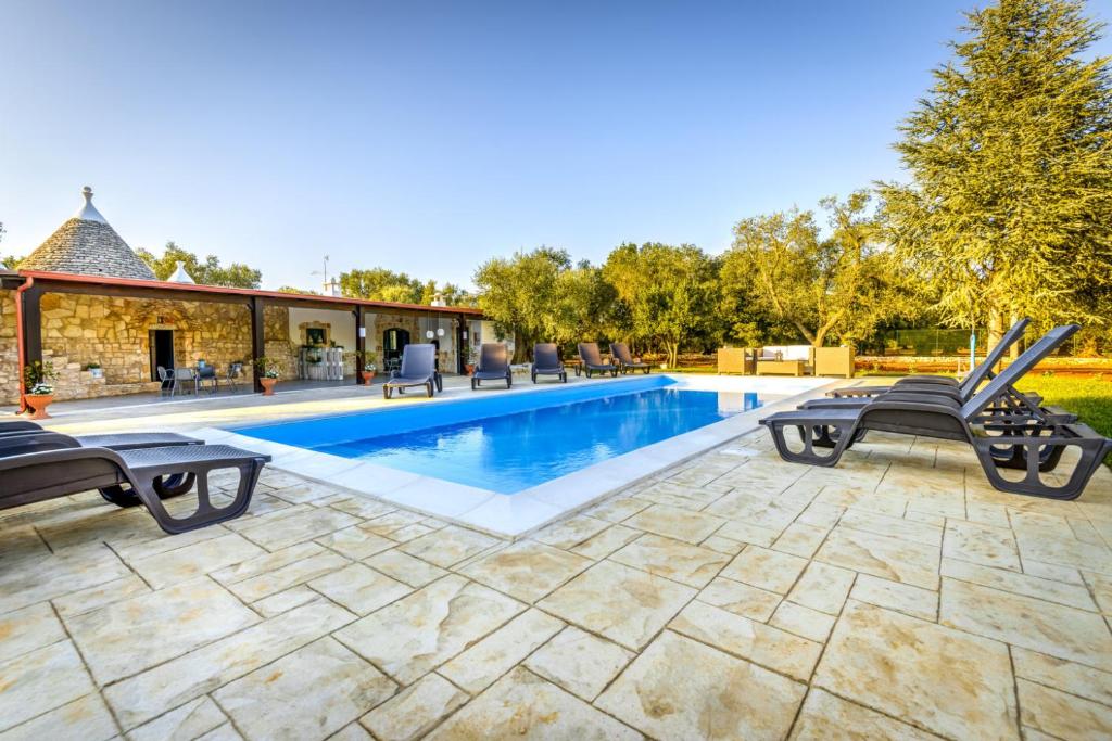 Bazén v ubytování Trullo degli Augelli nebo v jeho okolí