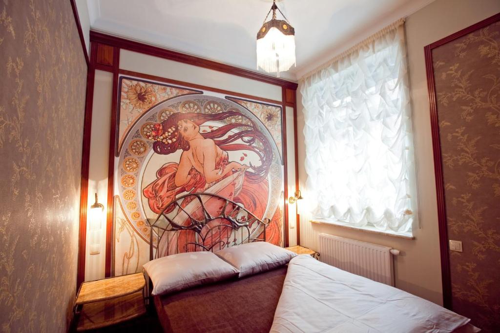 a room with a painting on the wall next to a bed at Apartamenty Klejnot Sopotu in Sopot