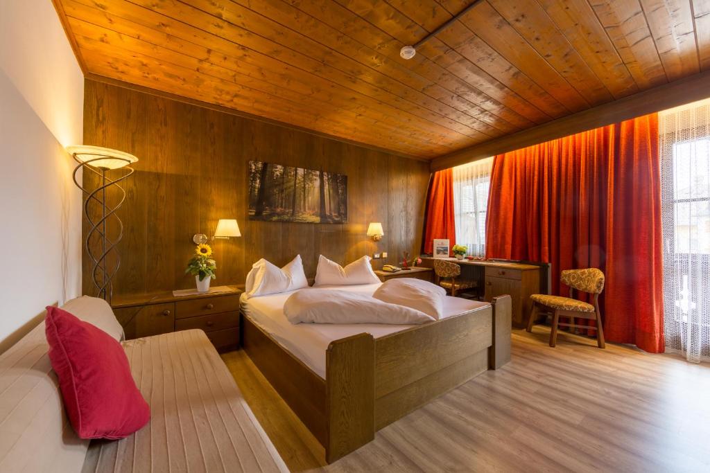 Postel nebo postele na pokoji v ubytování Hotel Weisses Lamm