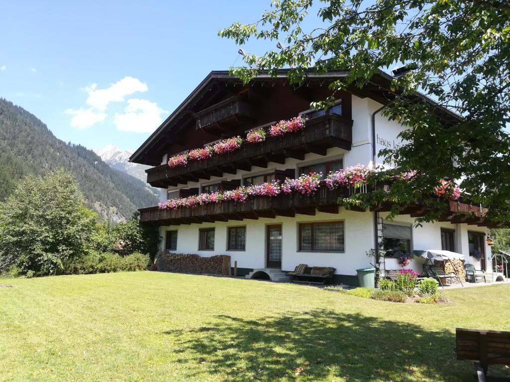 ein Gebäude mit Blumen auf der Seite in der Unterkunft Haus Kristall in Bach