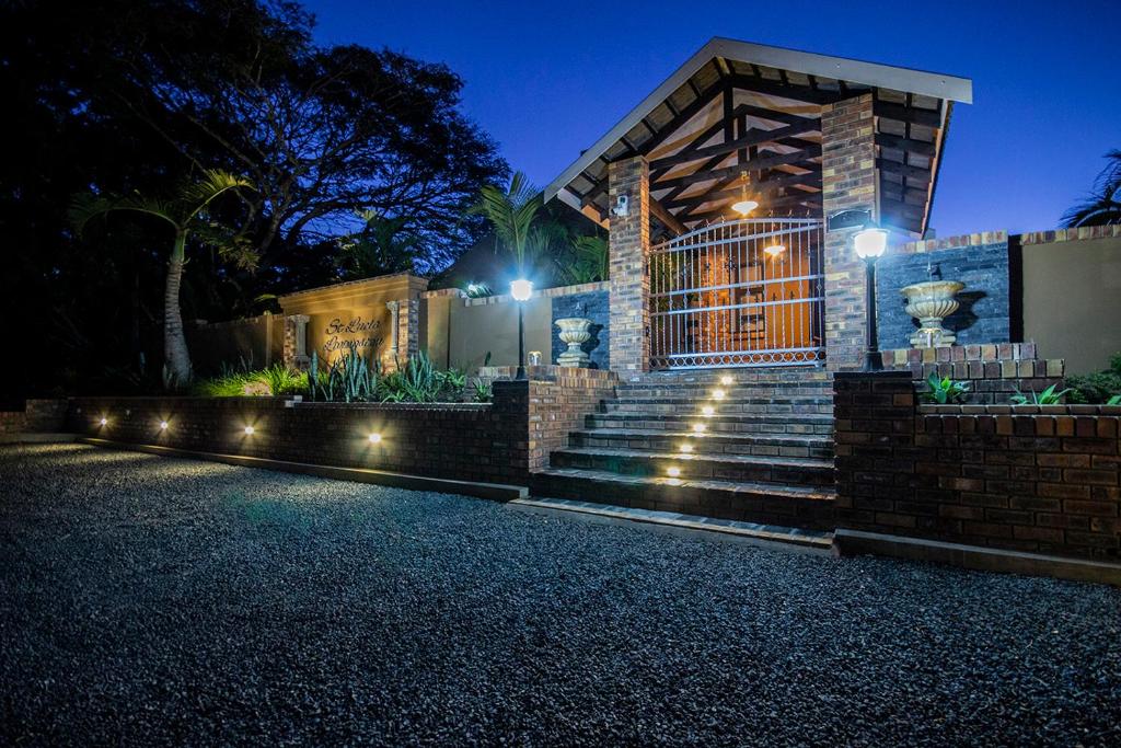 una casa con una puerta y escaleras por la noche en St Lucia Livingston Lodge, en St Lucia