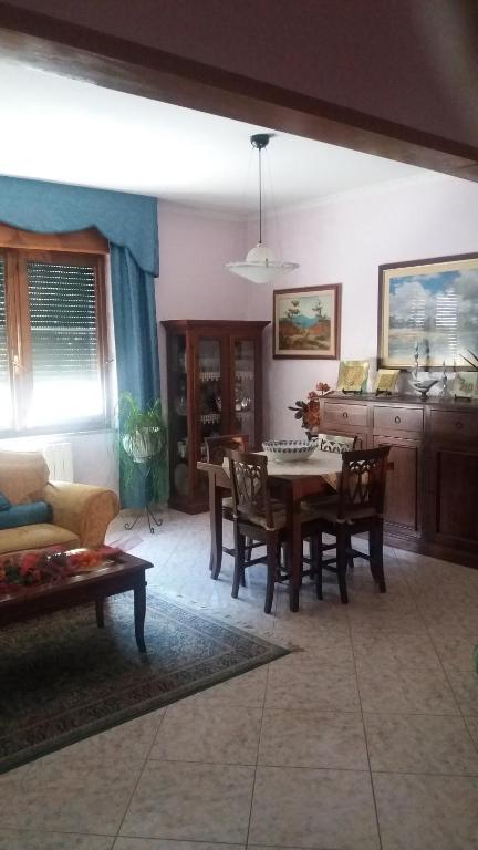 salon ze stołem i kanapą w obiekcie Vacanze a Loceri w mieście Loceri