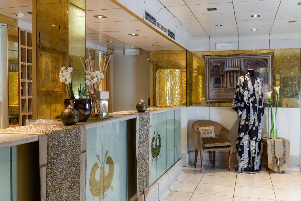 a dressing room with a mannequin in a store at Hotel Concordia in Venice