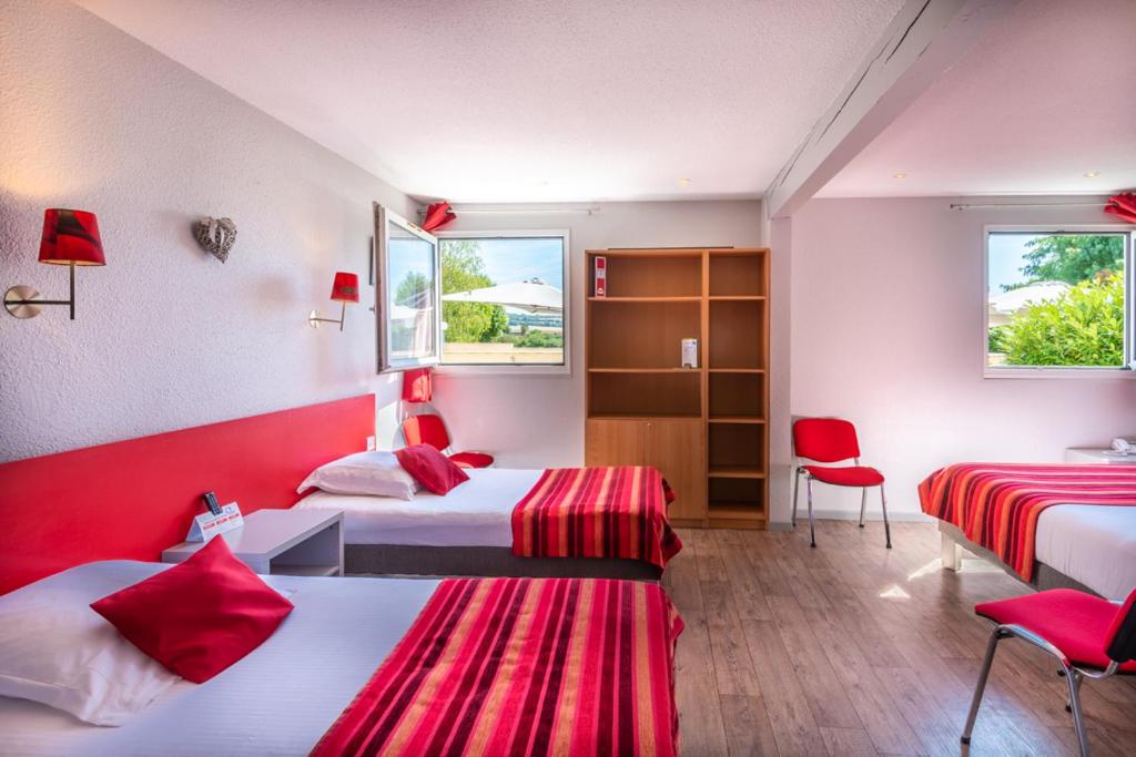 Postel nebo postele na pokoji v ubytování Les Orchidées , Hôtel & Restaurant