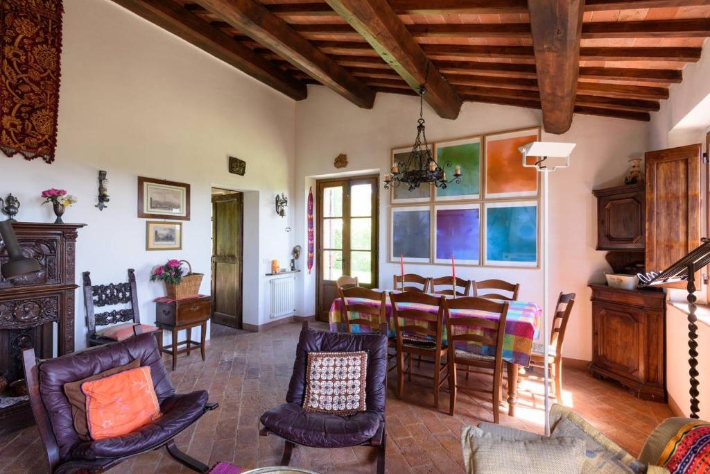 - un salon avec une table et des chaises dans l'établissement Casale Lombriciano, à Cortone