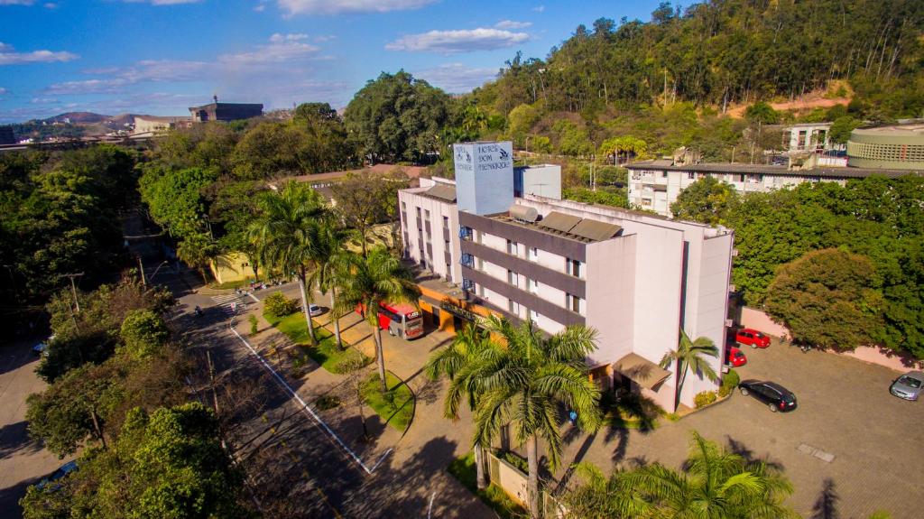 an overhead view of a building with palm trees at Hotel Dom Henrique in Timóteo