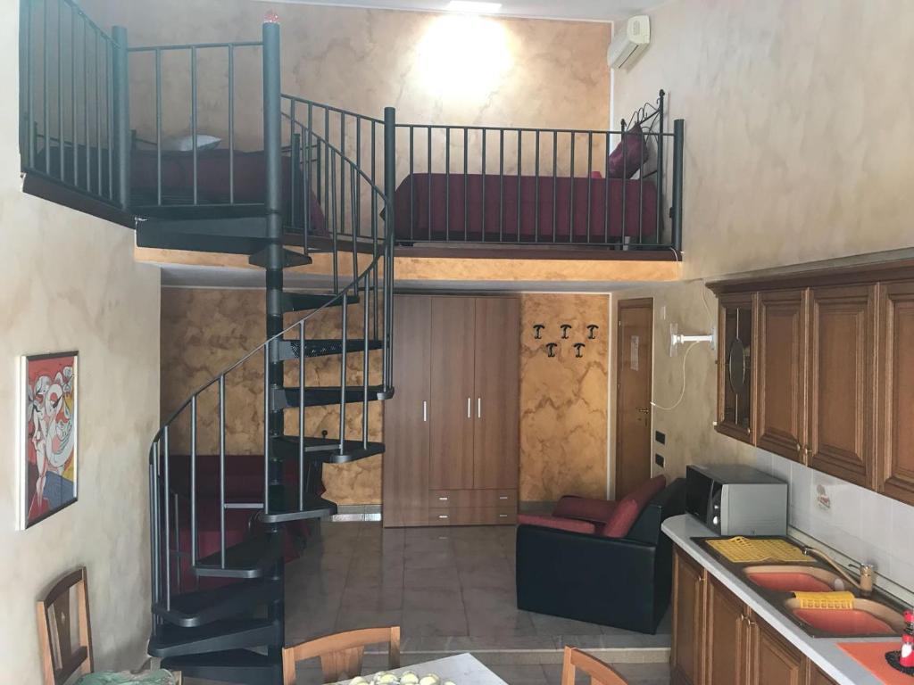 una sala de estar con una escalera de caracol en una casa en Marielle Maison, en Santo Stefano di Camastra