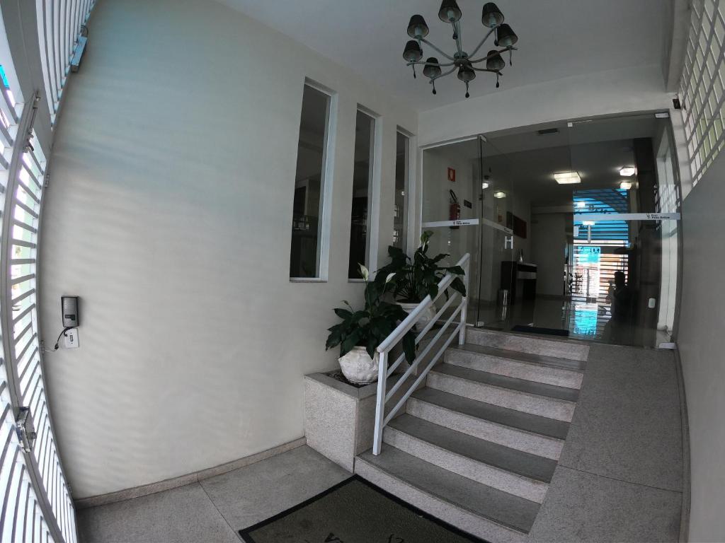 een hal met een trap in een gebouw bij Hotel Villa Brites in Mauá