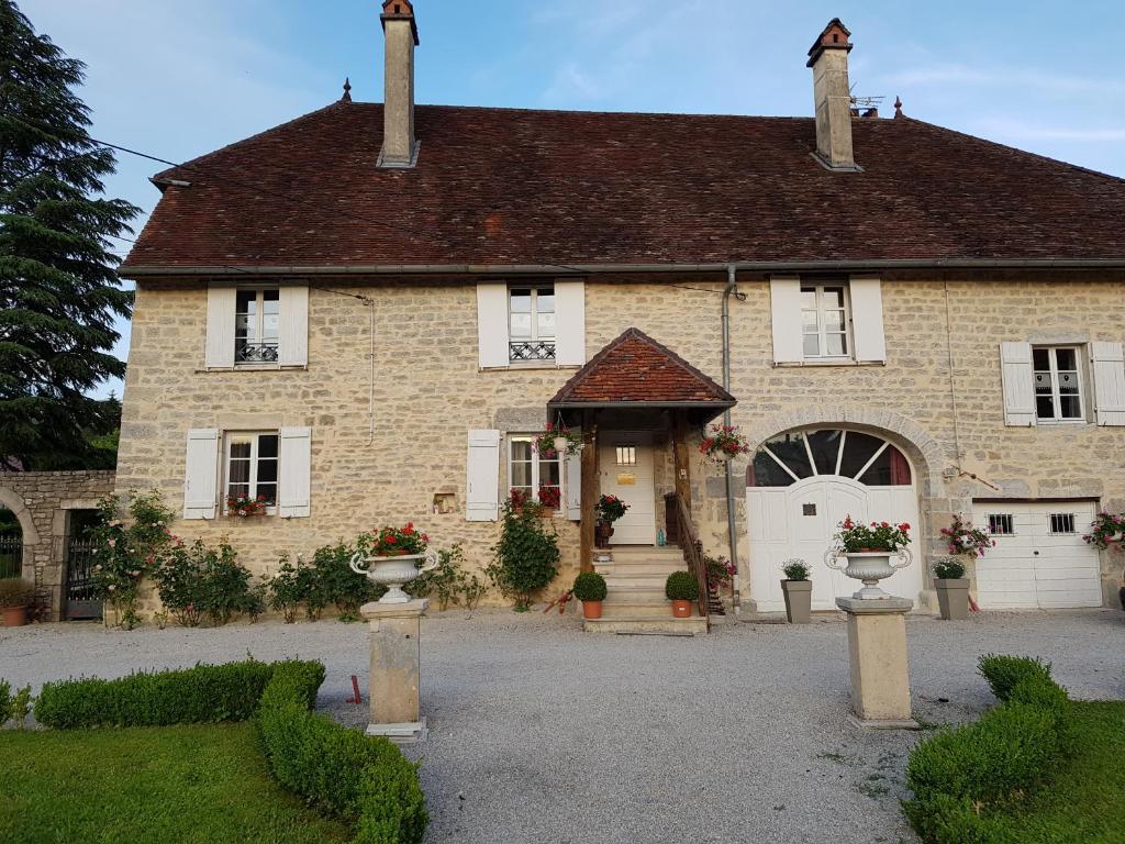 ein großes Backsteinhaus mit einer weißen Garage in der Unterkunft L'Aumônerie in Liesle