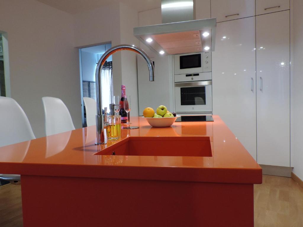 een keuken met een wastafel en een fruitschaal bij Casa el Jable in Arrecife