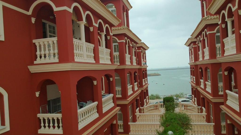 マサゴンにあるMirador del Puerto. Costa del Vigíaの白いバルコニーと海を望む赤い建物
