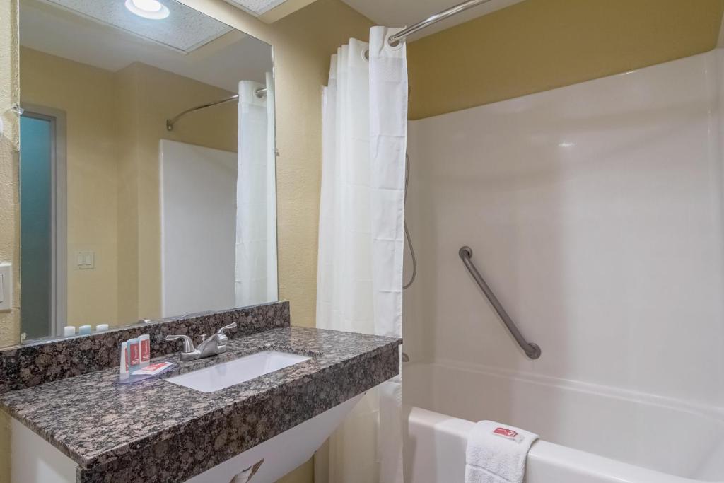 Econo Lodge Darien - King Room - Disability Access/Non-Smoking