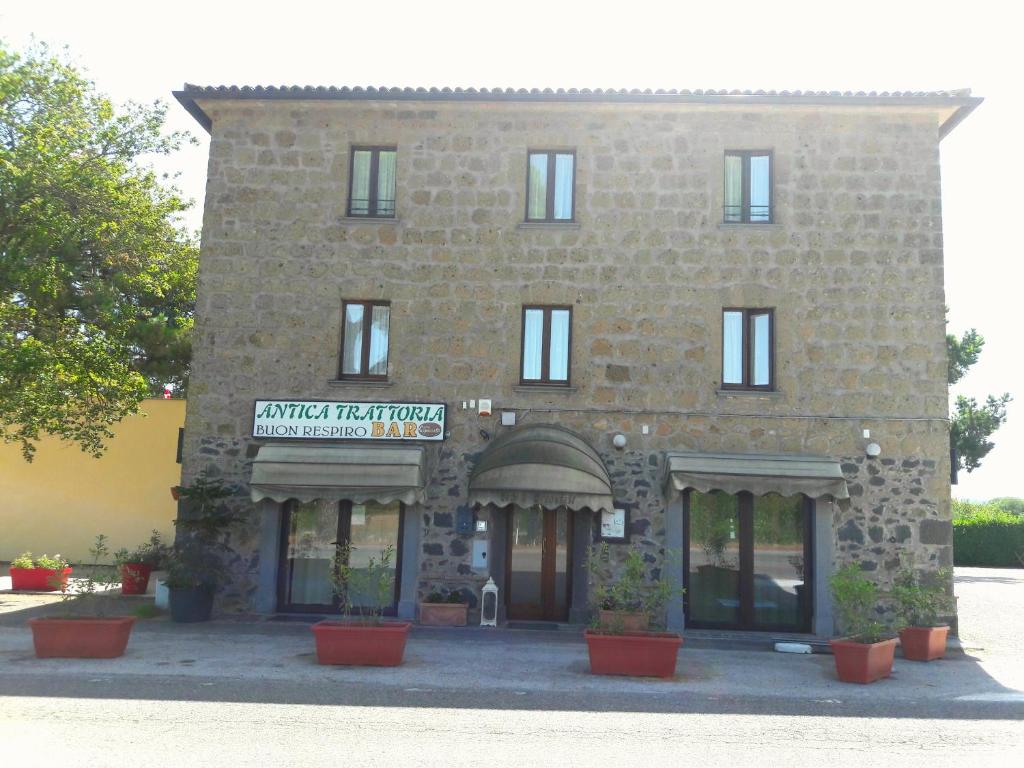 un grand bâtiment en briques avec des plantes devant lui dans l'établissement Affittacamere da Laura Silvi, à Orvieto