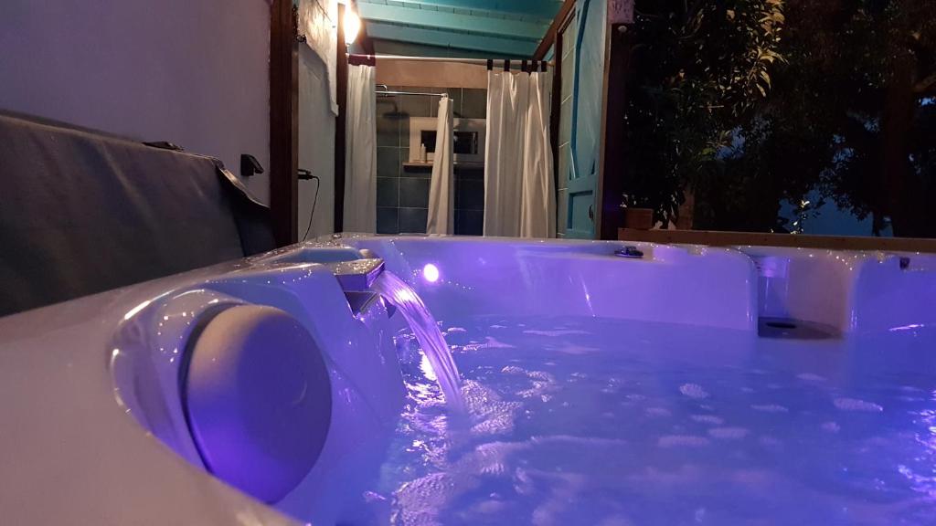 een paars bad met een toilet. bij Le Radici Casa Vacanze in Copertino