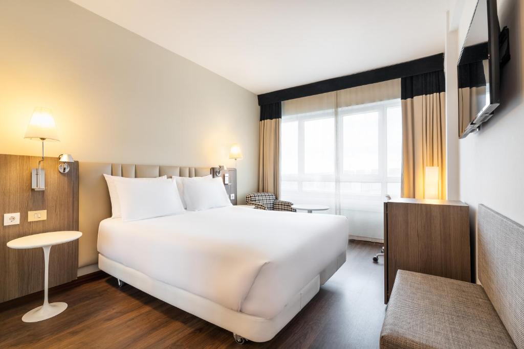 拉科魯尼亞的住宿－Eurostars Atlántico，酒店客房设有一张白色大床和一个窗户。