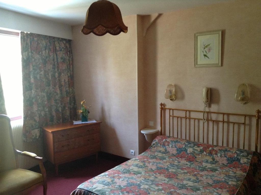 Postel nebo postele na pokoji v ubytování Logis Terrasse Hôtel