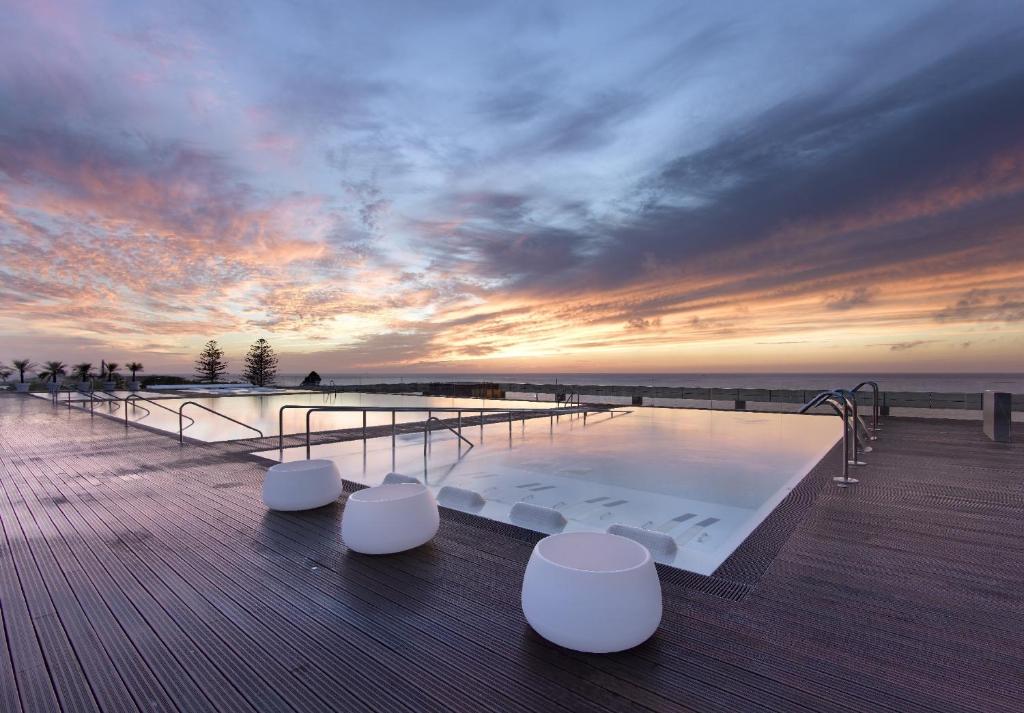 a hot tub on a pier with a sunset at Parador de Cádiz in Cádiz